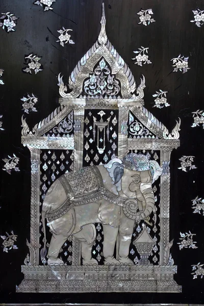 伝統的なタイ様式の教会のドアのアート — ストック写真