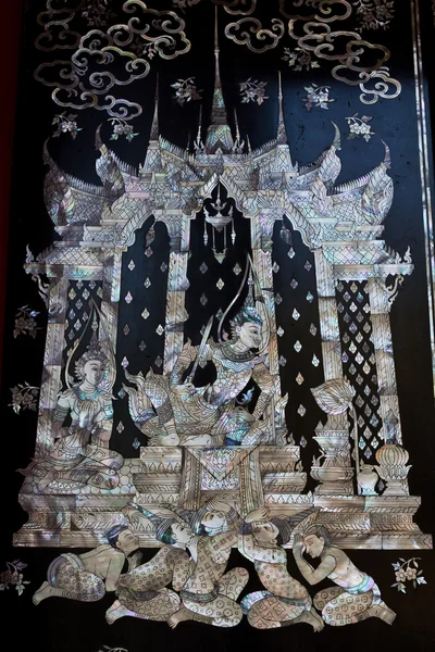 Traditionell thailändsk stil kyrkliga dörren konst — Stockfoto