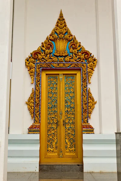 Традиционный тайский стиль на двери — стоковое фото