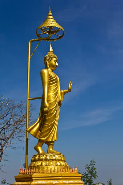 Golden buddha obraz z błękitnego nieba — Zdjęcie stockowe