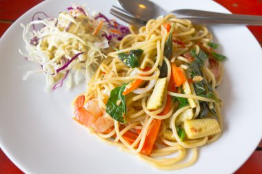 Spagetti whit karides ve kızarmış fesleğen