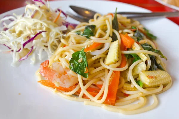 Spaghetti odrobina krewetek i bazylią smażone — Zdjęcie stockowe