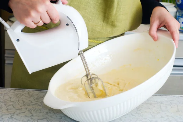 Mixing the batter — Stock Photo, Image