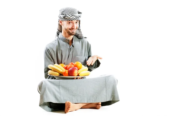 Hombre Beduino Joven Traje Tradicional Con Fruta —  Fotos de Stock