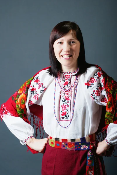 Νεαρή Γυναίκα Ουκρανική Παραδοσιακές Φορεσιές Χαμογελώντας — Φωτογραφία Αρχείου