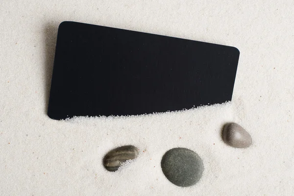 Морские камни и черные разрезы на песке . — стоковое фото
