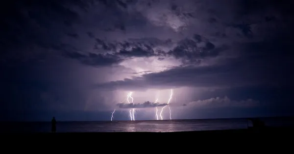 Mennydörgés, vihar a tengeren. a villám. — Stock Fotó