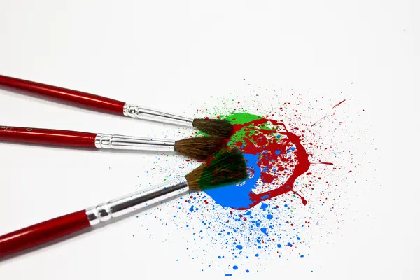 Tre pennelli con colori — Foto Stock