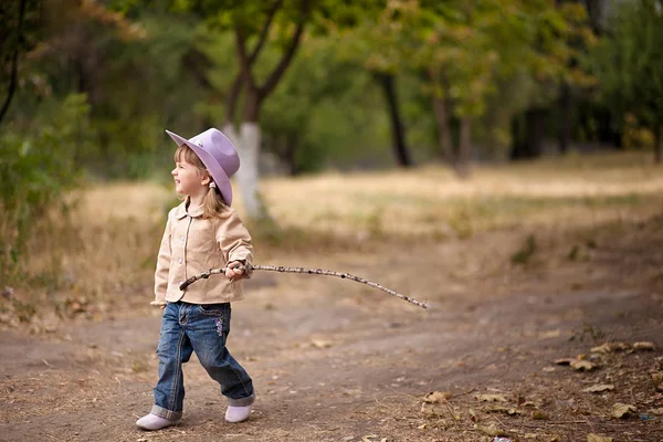 Moda cowgirl caminha na madeira de outono — Fotografia de Stock