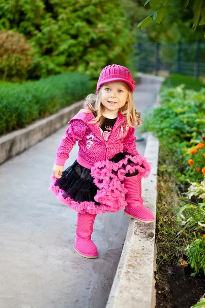 Chica bonita vestida con ropa rosa — Foto de Stock