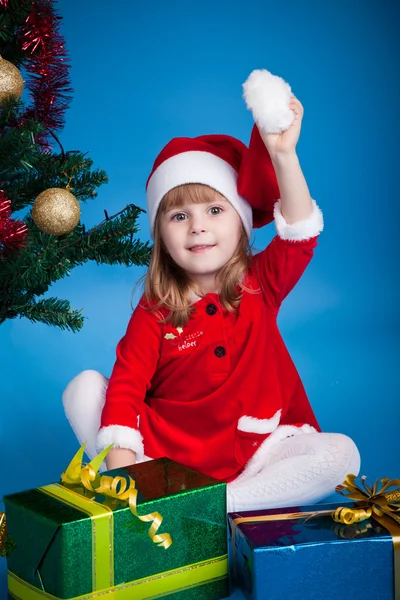 サンタ コスチュームのうれしそうな少女 — ストック写真