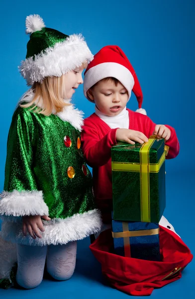 Девочка и мальчик в рождественских костюмах — стоковое фото