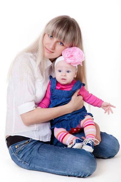 Bonita jovem mãe com bebê angelical menina — Fotografia de Stock