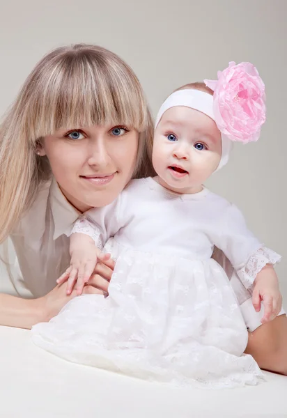 Güzel anne ile kız melek bebek — Stok fotoğraf