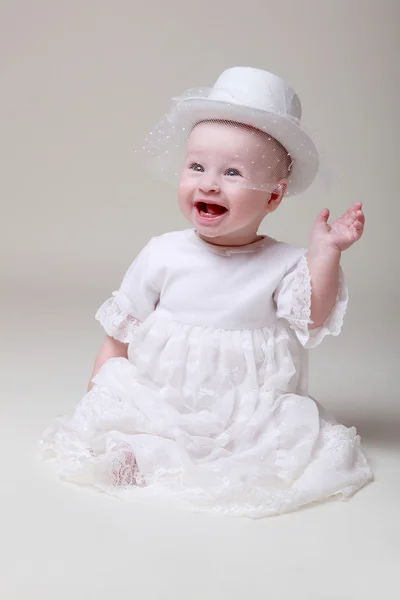 Mosolygó gyönyörű baba retro kalapban — Stock Fotó