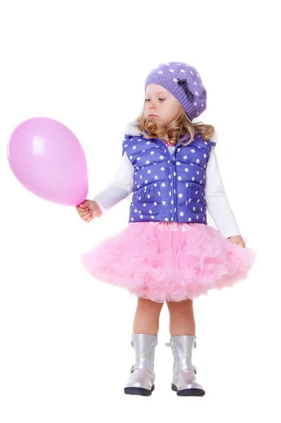 Niedliches kleines Mädchen mit rosa Luftballon — Stockfoto