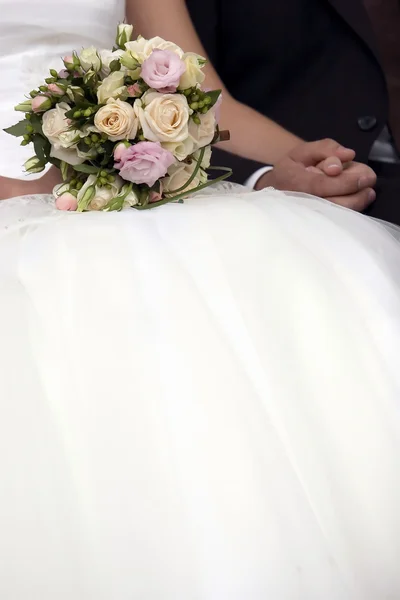 웨딩 드레스에 꽃다발 — 스톡 사진