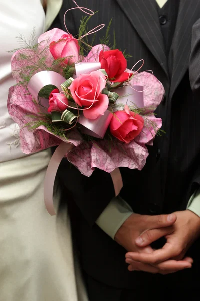 Свадебный букет и руки — стоковое фото