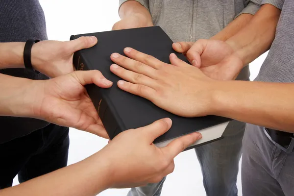 Segurando a Bíblia Sagrada e tomando promessas — Fotografia de Stock