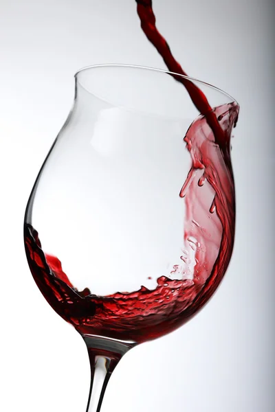 Kırmızı şarap dökme — Stok fotoğraf
