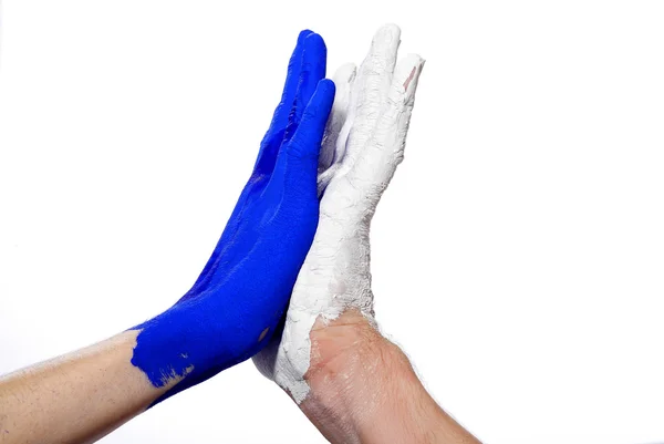 青と白の手をハイタッチ — ストック写真