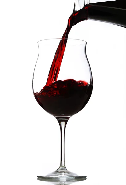 Rødvin som øses i et glass – stockfoto