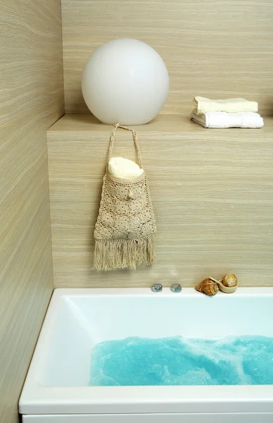 お風呂の浴槽、タオル — ストック写真