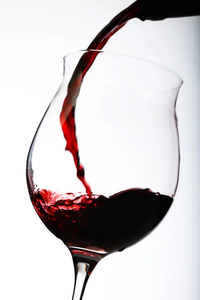 Echar vino tinto en una copa —  Fotos de Stock