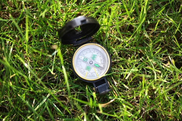 Compas armii na trawie — Zdjęcie stockowe