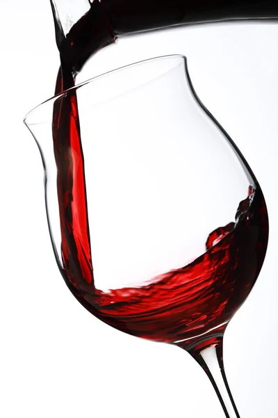 Derramando vinho tinto em um copo — Fotografia de Stock