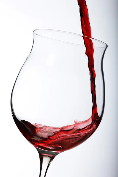 Κόκκινο κρασί χύνοντας σε ένα ποτήρι — Φωτογραφία Αρχείου