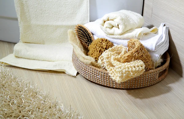 Handdoeken en spons in een mand — Stockfoto