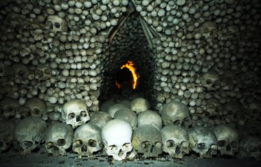 insan kemikleri insan numara ve jeton tüneli önünde yapılan
