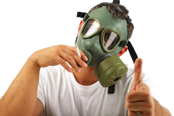 Homem Usando Máscara Gás Mostrando Sinal Fumando — Fotografia de Stock