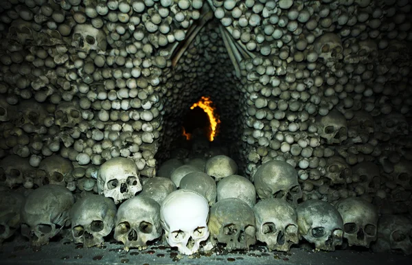 Menschliche Schädel Und Münzen Vor Dem Tunnel Aus Menschlichen Knochen — Stockfoto