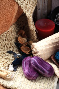 iki mor sabunlar ve kırmızı mum havlu arasında yer