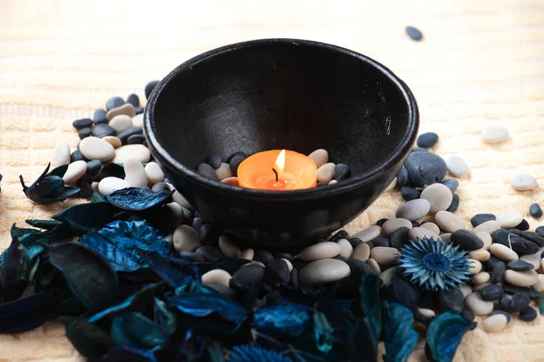 Orangefarbene Kerze Einer Schwarzen Schüssel Und Ein Blaues Potpourri — Stockfoto