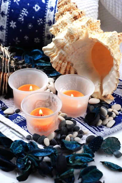 Kerzen Und Muscheln Auf Einem Handtuch — Stockfoto