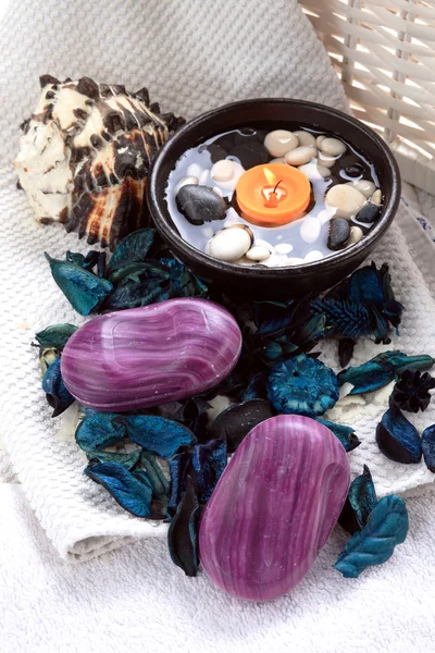 Seifen Muschel Kerze Und Blaues Potpourri Auf Einem Weißen Handtuch — Stockfoto