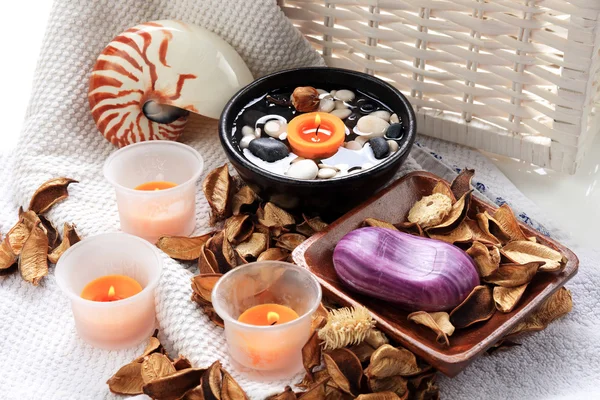 Oranje spa kaarsen en potpourri — Stockfoto