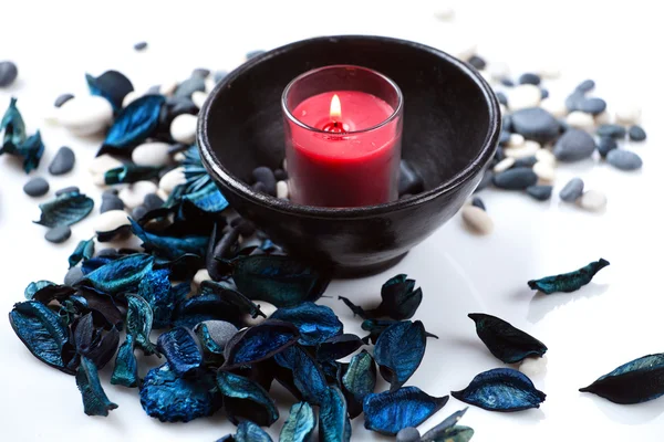 Rote Kerze Einer Schwarzen Schüssel Und Ein Blaues Potpourri — Stockfoto