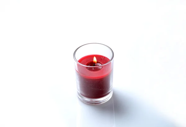 Червона свічка з відсічним контуром — стокове фото