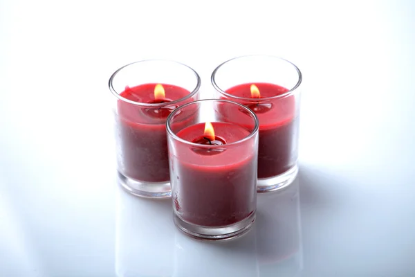 Drei Kleine Rote Kerzen Auf Weißem Hintergrund — Stockfoto