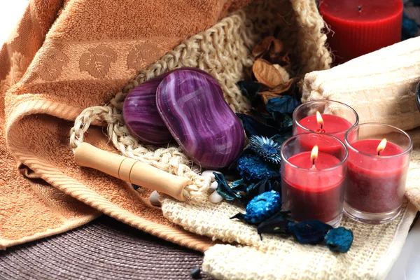 つの赤い蝋燭および つの石鹸 タオルの上 — ストック写真