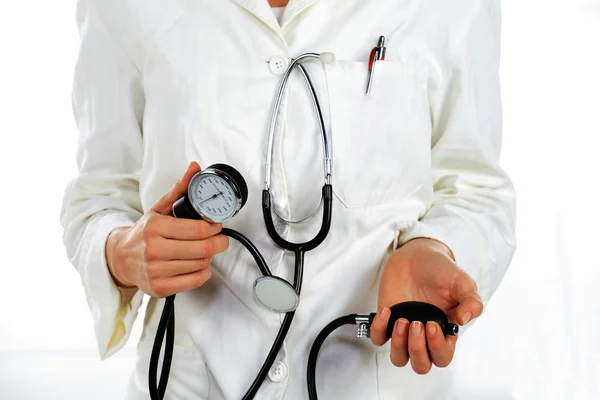 Enfermeira Segurando Dispositivo Pressão Lareira Suas Mãos — Fotografia de Stock