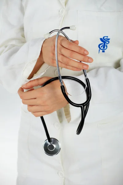 Sjuksköterska och hennes stetoskop — Stockfoto