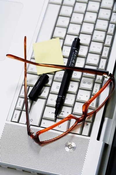 Teclado e óculos — Fotografia de Stock