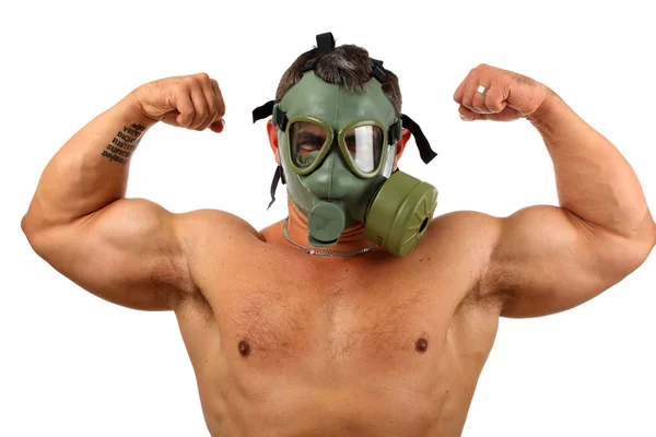 Άνθρωπος Στη Μάσκα Αερίων Που Δείχνει Τους Μυς Του — Φωτογραφία Αρχείου
