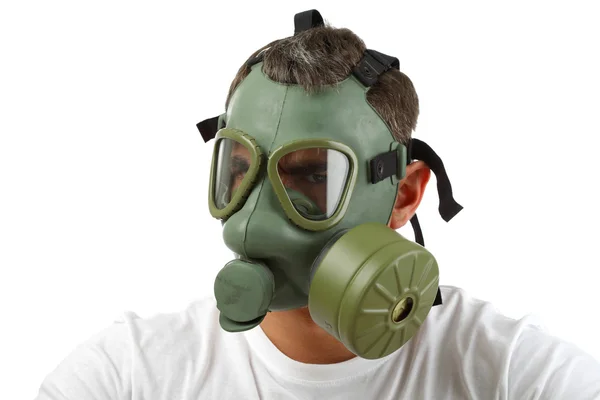 Людина в газовій масці виглядає сердитою — стокове фото