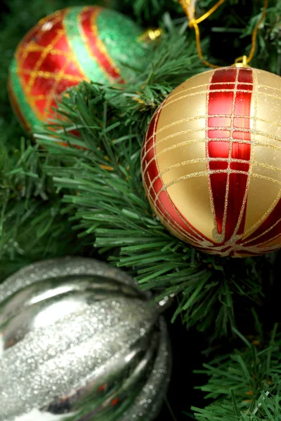 Nahaufnahme Einer Weihnachtszwiebel Die Einem Weihnachtsbaum Hängt — Stockfoto